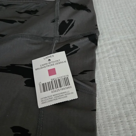 Animal Print Capri sz med - Picture 3 of 4